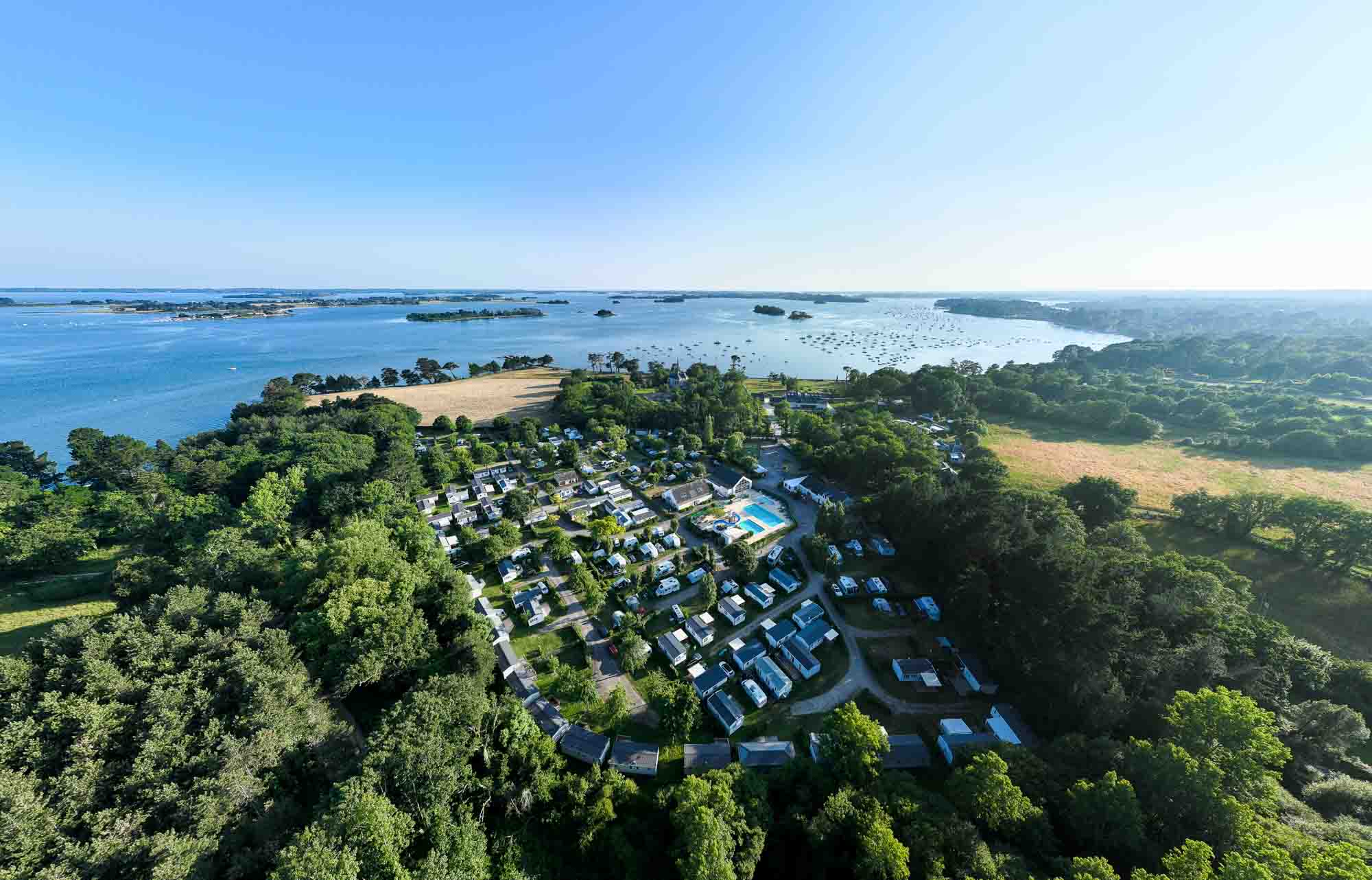 Vue aérienne du Camping des Fleurs niché entre nature et vignobles