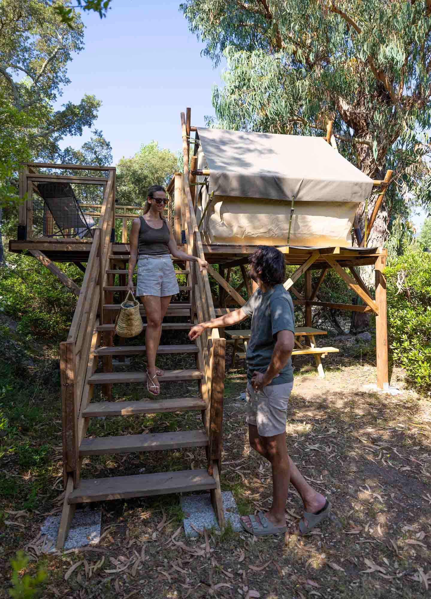 Cabane perchée insolite dans les arbres au Camping des Fleurs